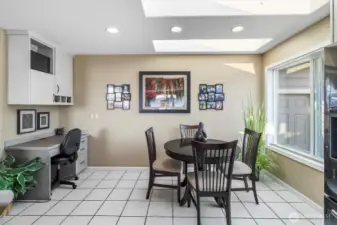 Ther eis an eat-in area plus a desk in the kitchen.