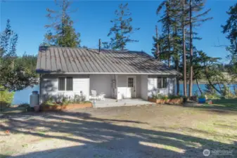 Driveway parking to main floor entance