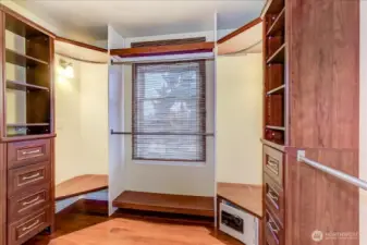 Custom closet organizor