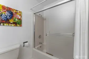 Upper Level Bathroom with tub/shower