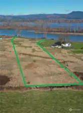 Outline is approximate based on land markers and fencing on property.