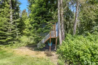 Tree house fit for sleepovers!