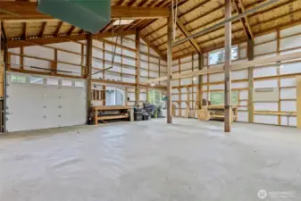 What would you do with this shop? Build? Create? Fix your car? Endless possibilities.