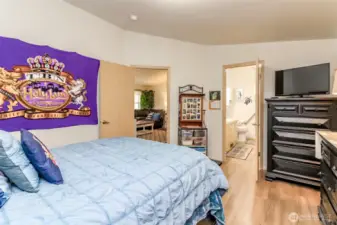 Primary Suite walk in closet & 5 piece bath
