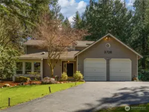 This 4-bedroom, 2.25 bathroom, 2,420 sq.ft. home has a fantastic neutral color palette, making it easy to incorporate your furnishings. The semi-circular driveway makes it easy to enter and exit the property.