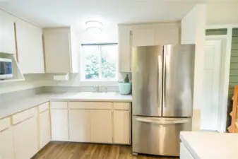 Kitchen W/ Plenty Of Cabinet Space