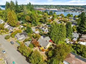 Wonderful walkable neighborhood, minutes from several parks, grade school & shopping!