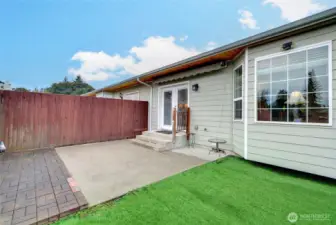 Private patio....with the retractable awning.