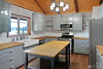 Open kitchen to living