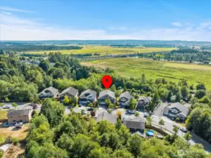 Moments to Hwy 9, I-5 for an easy commute or close to shopping & dining.