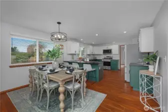 Dining|Kitchen with eating bar.