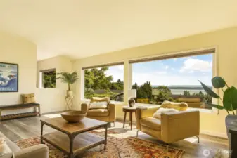 The living room is generous and light-filled all year round.