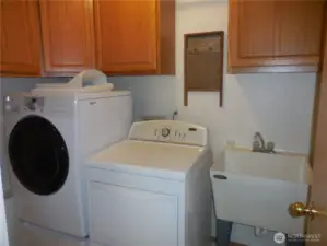Utility Room w/Deep Sink & Uppers