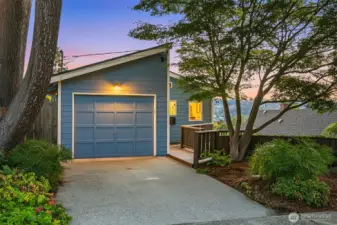 One car garage plus off street parking. Located on a quiet street in Fremont 'the center of the universe'.