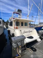 44'Slip B10 close-up with power pedestal shown. 15.5' entrance to slip.