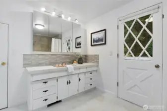 Upper level full bath with outside access to balcony