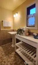 Primary Bedroom en-suite bathroom