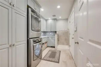 Laundry room with Pet Spa