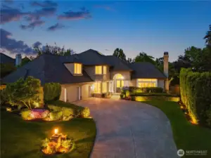 Trossachs is a wonderful community with nearby trails, renowned mountain bike park (Duthie Hill), views of the Cascades Mountain ranges and Issaquah School District!