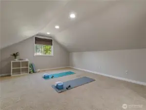 North facing bonus room provides a versatile space to meet your needs; family room, home theater, playroom, craftroom, workout space...