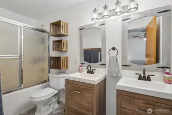 Nicely updated en suite bathroom