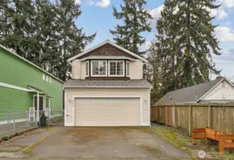 Wonderful easy access location within minutes to downtown Seattle, Burien, Alki beach, Lincoln Park, Seahurst Park, Bellevue and minutes from Airport and all major freeways and public transit.