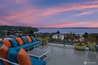 Roof Top Deck & View