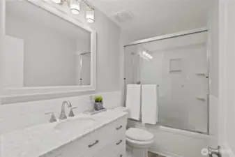 Guest bathroom upstairs with second jetted tub