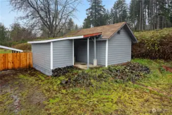 Sheds on the outside. breezeway between.