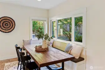 Built in bench seating with table - stays with home