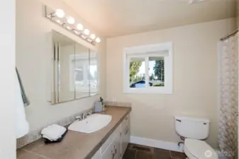 1st bathroom w/ bathtub