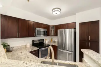 Beautiful Kitchen w/ SS appliances