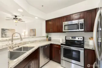 Beautiful Kitchen w/ SS appliances