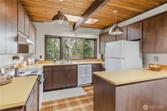 The spacious kitchen.