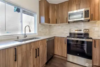 Kitchen w never used oven and microwave