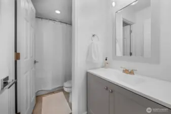 Apartment full bathroom