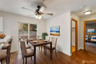 Dinning room w/ breakfast-nook