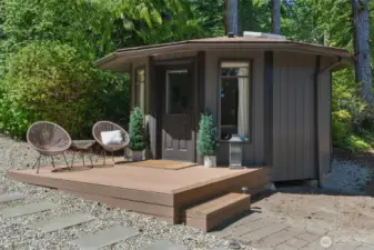 "The Hut". The perfect spot for your guests with a private 3/4 bath.