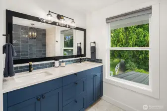 Luxe primary en-suite 5-piece bathroom
