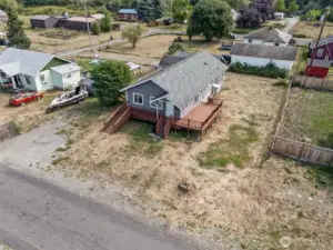 The aerial gives you perspective on how much deck space you really have, perfect for hosting or just stretching out. And the location delivers too, only a few blocks from Bucoda Volunteer Park with its fields, playground, picnic setups, and campground right along the Skookumchuck River. That’s small-town living with a built-in recreation plan.