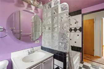 Main floor full bathroom