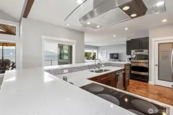 Mmmmm, open ample double oven kitchen.