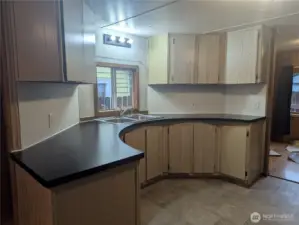 Clean and feels new, lot of storage!