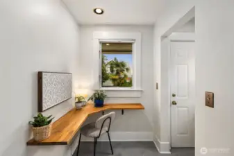 Office nook/dining/flex space off the kitchen
