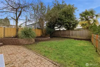 Fully-fenced back yard