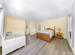 Very spacious primary bedroom