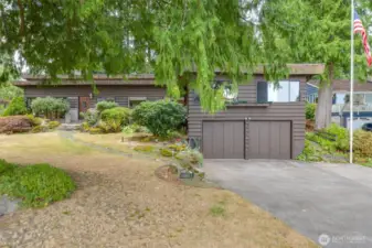 A sweet rambler with garage Under