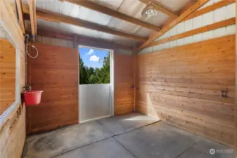 6-stall barn with tack room