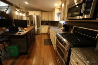 Beautifully upgraded kitchen. Granite countertops!