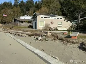 House at 4936 also faces the water.